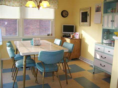 25 Pastel Kitchens That Channel The 1950s