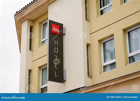 Ibis Hotel Text French Marca De Logotipo Rojo En La Entrada Del