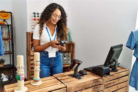 Jovem Prostituta Latina Sorrindo Feliz Usando O Telefone Na Loja De Roupas Imagem De Stock