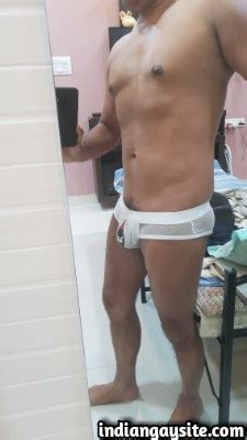 Sexy Desi Hunk Exposes His Amazing Naked Body Indian Gay Site