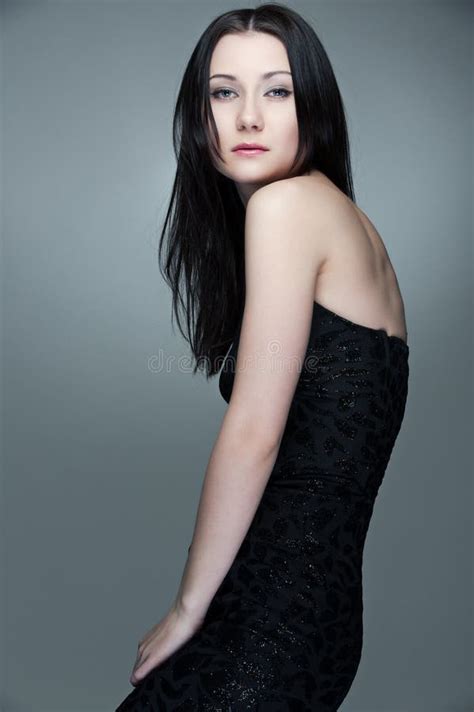 Verleidelijke Brunette In Zwarte Kleding Stock Afbeelding Image Of Gezond Portret