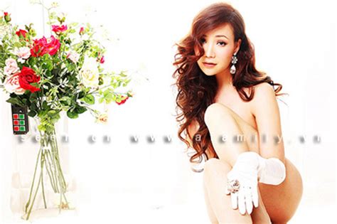 Những bộ ảnh nude gây ồn ào trong showbiz Việt