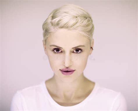 Blonde Fille Allemande Avec Bretzels Photo Stock Image Du Femme Broderie