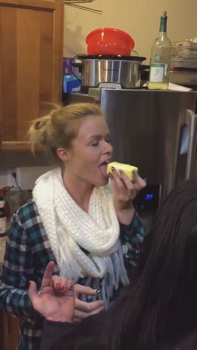 Une Blonde Avale Un Bloc De Beurre