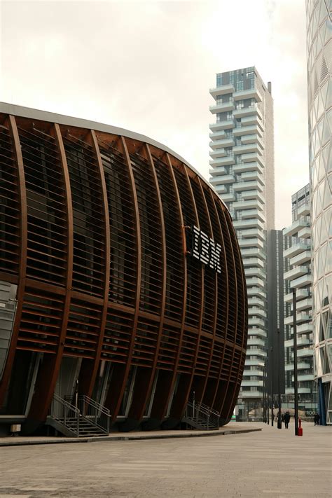 El edificio de IBM se alza orgulloso en el paisaje urbano. foto