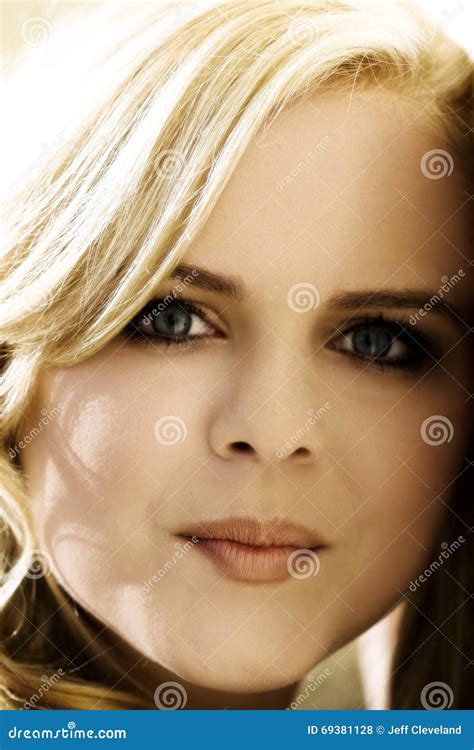 De Aantrekkelijke Mollige Blonde Kaukasische Vrouw Van Het Close Upportret In Openlucht Stock