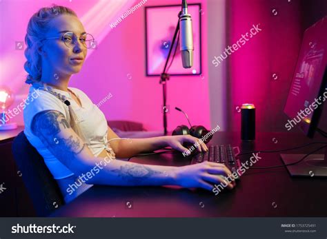 Thousand Gamer Woman Blonde Royalty Free Images Stock Photos Pictures Shutterstock