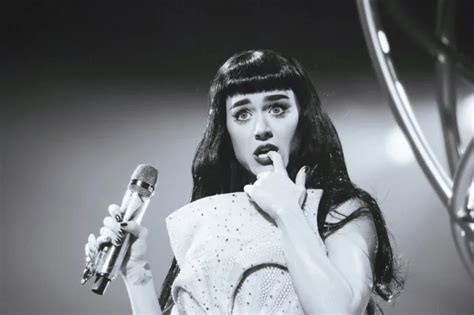 Katy Perry Debuts Long Blonde Hair And Fans Are Freaking Out Check Out The Photos Celebrity