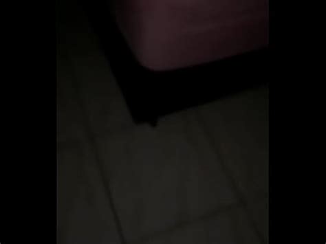 Marido cornudo pilla a esposa jugando con consuelo imaginando a Ale follándola XVIDEOS