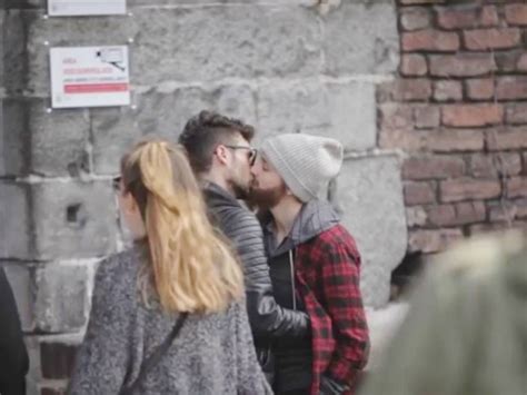 Due Ragazzi Gay Si Baciano Per Strada In Italia La Reazione Vergognosa Dei Passanti Bergamonews