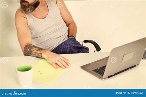 Se Tocando Homem Irreconhec Vel Assistindo Pornografia E Masturbando Se V Deo Porn Online