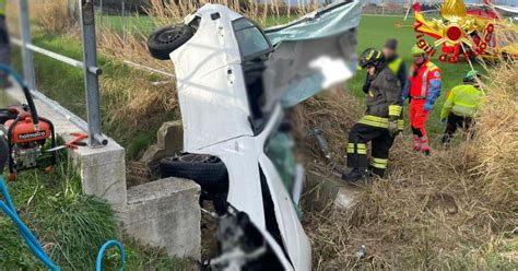 Senigallia Incidente In A14 Auto Finisce Fuori Strada E Vola In Un