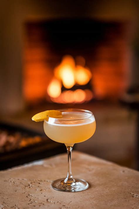 Smoke and Mirrors Cocktail - HowdyKitchen