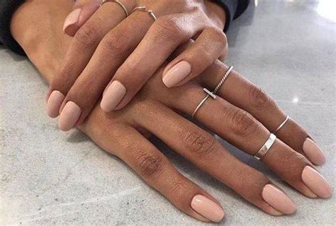 Esmalte para uñas en tonos nude que resaltan la piel morena