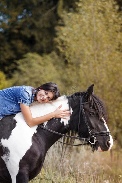 Weiblicher Reiter Des Attraktiven Brunette Der Ihr Hor Umfasst Stockbild Bild Von Frech Dame
