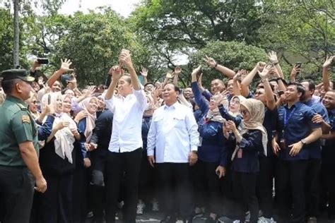 Momen Jokowi Dan Prabowo Subianto Kompak Pakai Kemeja Putih Kode Keras