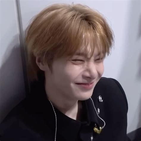 Pin By Antonette Regalado On Quick Saves In Hot Korean Guys Pretty Smile Poses