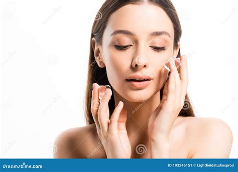 Brunette Joven Mujer Desnuda Con La Piel Perfecta Rozando La Cara Con Cubos De Hielo Aislados En