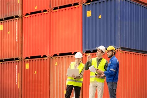 premium photo customer service staff explain  container spec