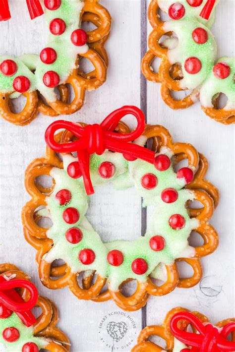 Pretzel Wreaths for Christmas!