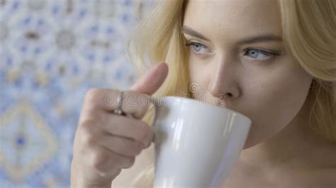 Thé Potable De Belle Jeune Femme Blonde Aux Yeux Bleus Action Jeune Belle Dame Avec L anneau Sur