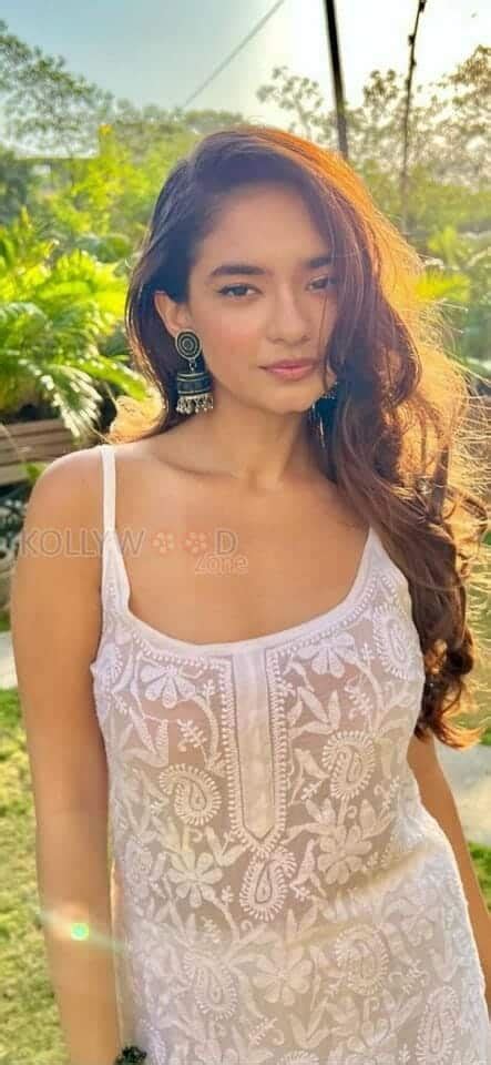 Hot Anushka Sen In White Photos Kollywood Zone