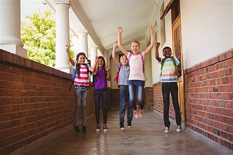 Fond Les Enfants De Lécole En Cours Dexécution Dans Le Couloir De