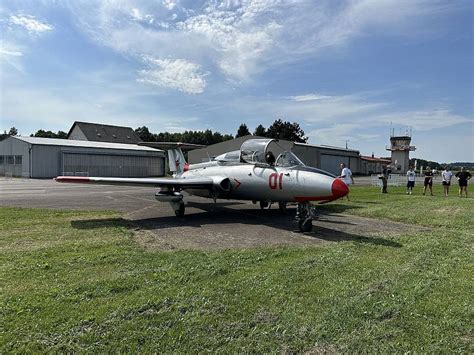 Fotogalerie: Premiérové přistání proudového letounu L-29 Delfín bylo ...