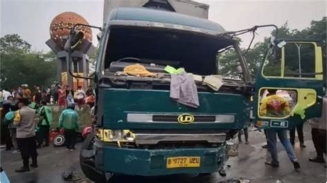 Nyaris Tewas Sopir Truk Kontainer Ugal Ugalan Di Cipondoh Tangerang