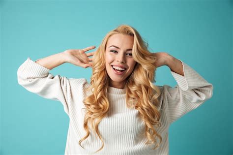 Portrait D Une Belle Jeune Femme Blonde En Pull Photo Premium