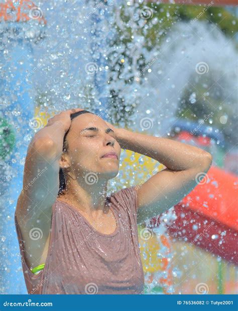 Bella Donna Che Gode Sotto Un Getto Di Acqua Con Migliaia Di Gocce