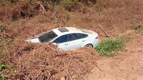 Motorista Perde Controle E Carro 4 Pessoas Cai Em Ribanceira Na