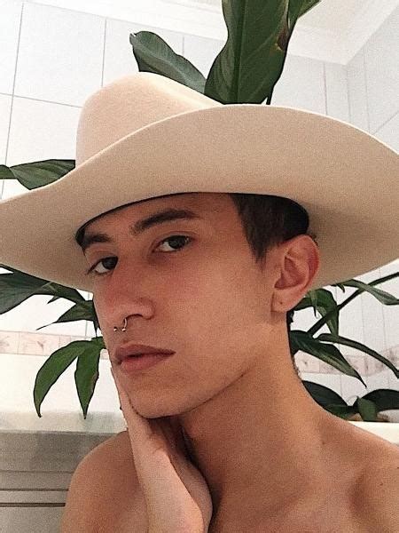 Pocnejo Filho de Solimões canta o amor gay e revela surpresa do pai Jornal do Peninha