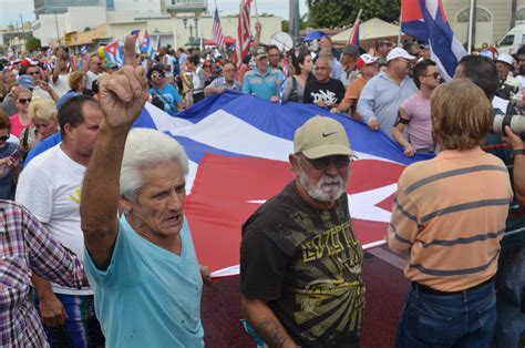 Esperanza Cautela Y Pesimismo De Los Cubanos En Miami Ante El Relevo