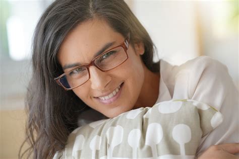 Premium Photo Portrait Of Smiling Brunette Woman With Eyeglasses