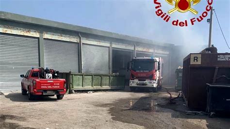 Incendio Ad Altavilla Bruciano Tre Autocompattatori Nell Isola