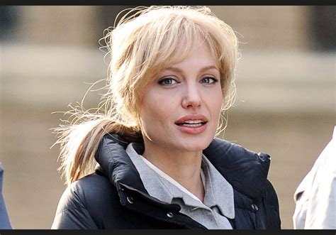 Angelina Jolie est étonnante en blonde