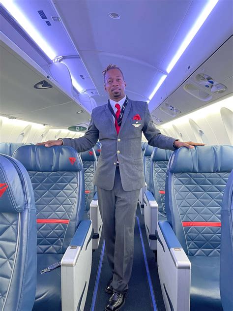 Flight attendant goes viral for helping a nervous passenger - ABC News