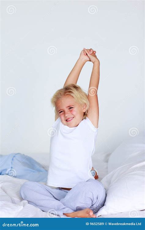 Het Blonde Meisje Uitrekken Zich In Bed Stock Afbeelding Image Of Binnen Persoon
