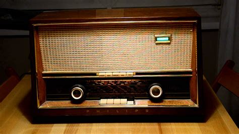 Philips Operette 50's tube radio in action - YouTube