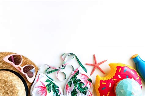 Lay Flat De Accesorios De Verano Y Bikini Sobre Fondo Blanco En Concepto De Verano Foto Premium