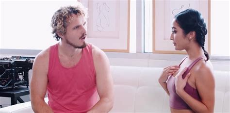 Beautiful Masseuse Needs To Get Rocked By The Client ZB Porn