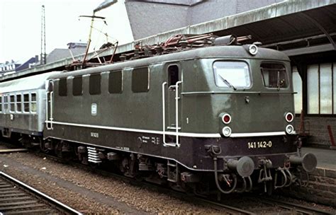 141 142-0 in Koblenz mit Silberling-Nahverkehrszug, am 16.10.1982 ...