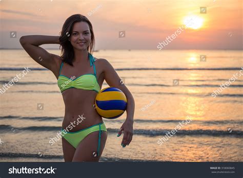 Sexy Sporty Slim Woman Bikini Ball库存照片318060845 Shutterstock