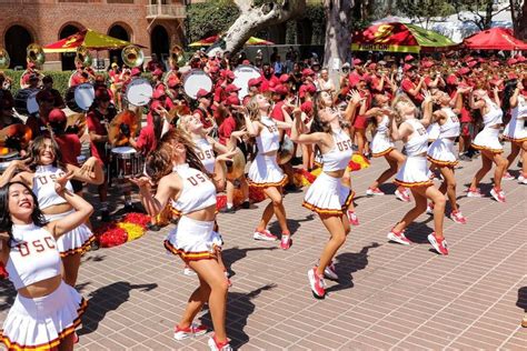 Pin By Spacini On Cheerleading Hot Cheerleaders Cheerleading Usc