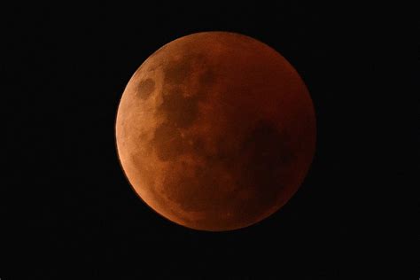 La hora a la que comienza el eclipse lunar total en Colombia, Perú