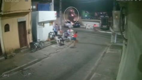 VÍDEO Carro capota atinge veículos e causa pânico de clientes que