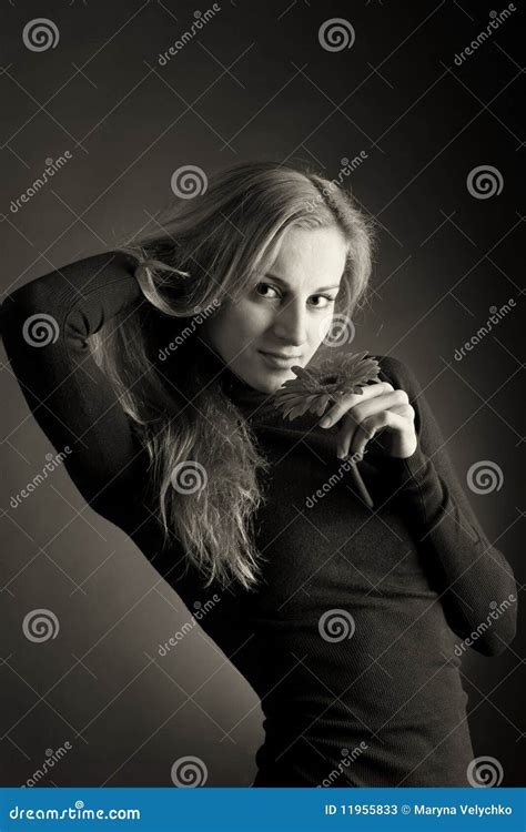 Pose Blonde Avec Une Fleur Image Stock Image Du L Gance