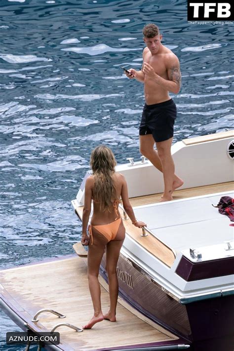 Katherine Pilkington Sexy Seen Flaunting Her Hot Bikini Body On A Boat In Capri AZNude