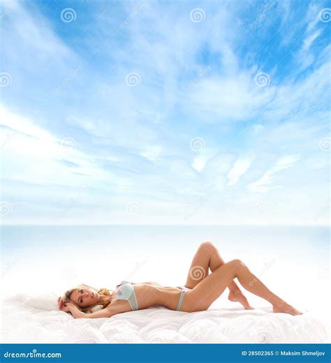 Het Jonge Blonde Vrouw Stellen In Witte Lingerie Stock Afbeelding Image Of Wolken Openlucht